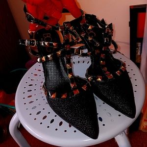 BCBGMAXAZRIA BLACK STRAP HEELS